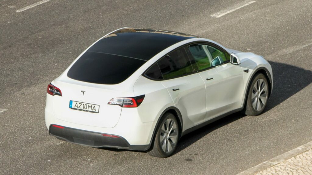Podle Muska budou autonomní vozidla Tesla Model Y jezdit v Austinu pouze v omezených oblastech, budou se vyhýbat špatnému počasí a náročným křižovatkám a budou mít teleoperátory, kteří zasáhnou v případě problémů. Ilustrační foto: Depositphotos.com