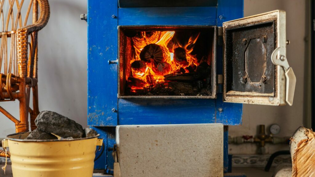 Na největší zdražení se musí připravit hlavně domácnosti, které stále topí uhlím. Při jeho spalování se totiž uvolňuje nejvíce oxidu uhličitého. Ilustrační foto: Depositphotos.com
