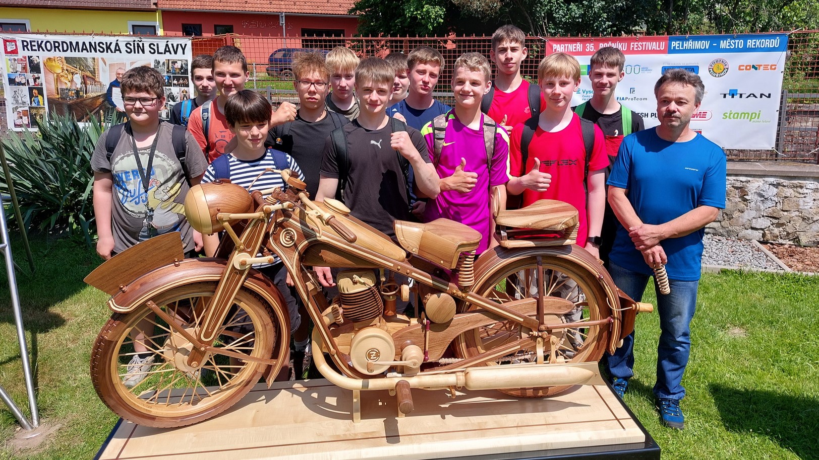 Při výrobě unikátního motocyklu řezbář Pavel Svoboda (na snímku vpravo) odvedl 3 062 hodin čistého času precizní práce. Foto: Agentura Dobrý den Pelhřimov