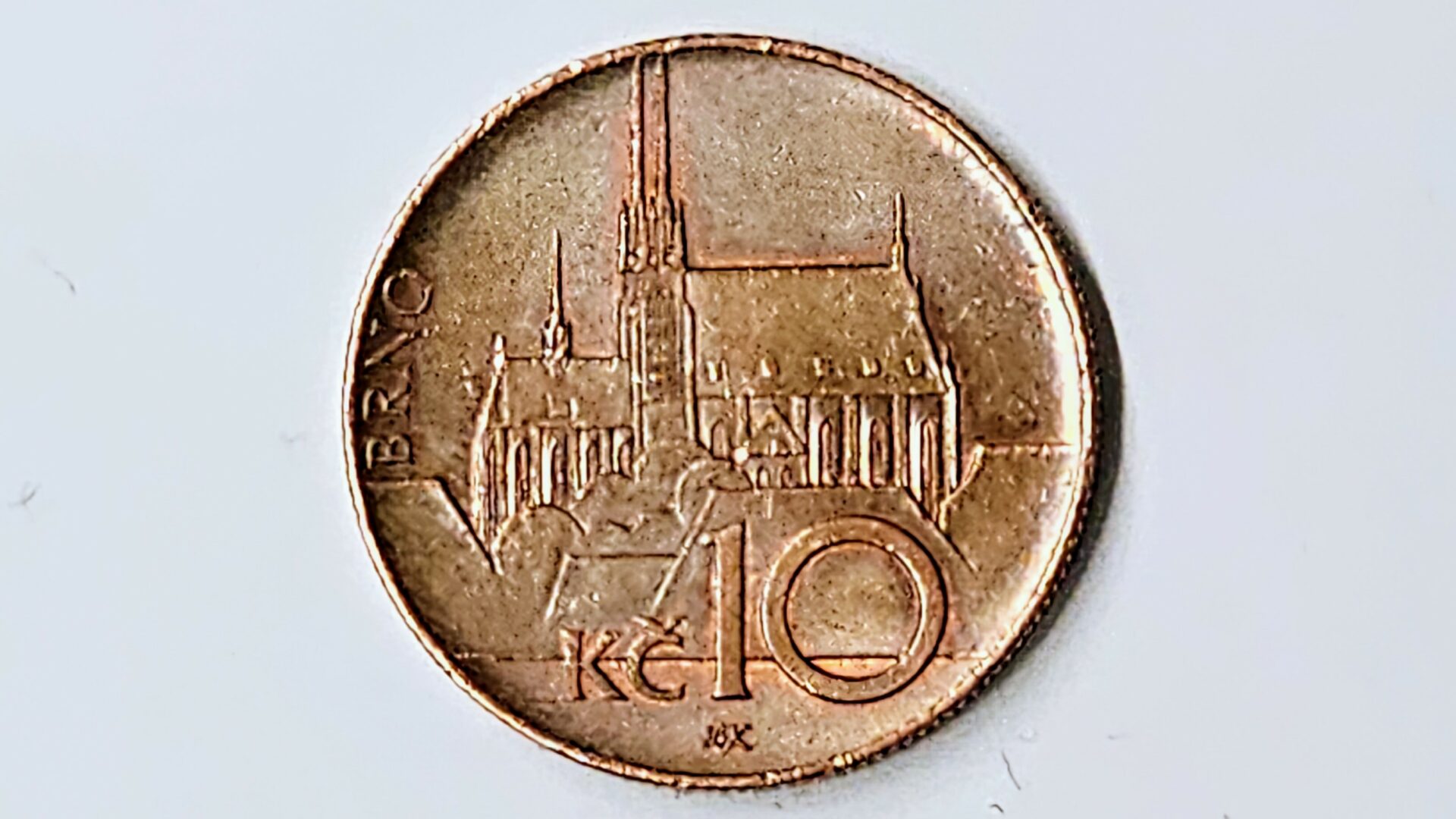 Běžná desetikoruna s velkým KČ. Foto: faei.cz/Pavel Baroch