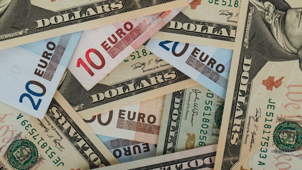 Společná evropská měna na počátku nového pracovního týdne proti dolaru posilovala a dostala se na pětitýdenní maximum. Ilustrační foto: Pixabay.com