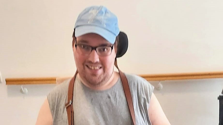 Handicapovaný Jakub (40) je kvůli dětské mozkové obrně od narození závislý na pomoci druhých. Foto: Rodina pana Jakuba
