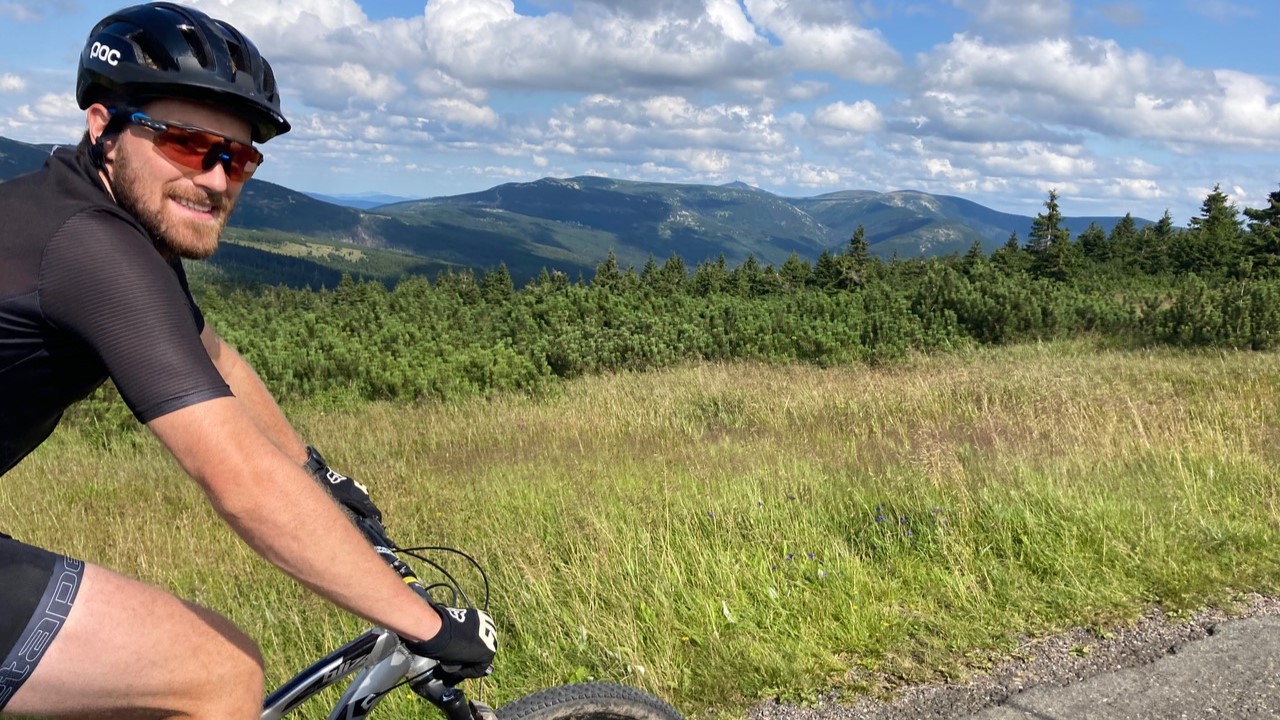„Když mi řekli, že mám roztroušenou sklerózu, věděl jsem, o co jde. Horší než pro mě to bylo pro moji přítelkyni a rodiče,“ říká Matěj, vzděláním biomedicínský inženýr. Foto: Rodina pacienta Matěje