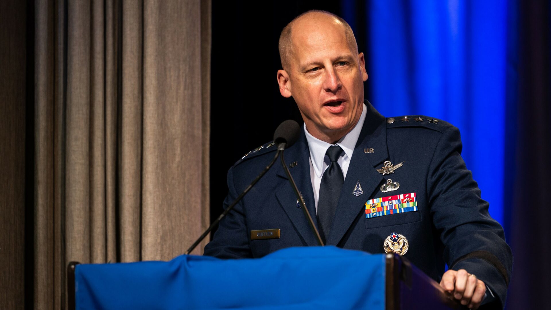 Generál Michael A. Guetlein, zástupce velitele operací USSF. Ilustrační foto: Staff Sgt. Luke Kitterman, U.S. Space Force - https://www.dvidshub.net/image/6949155/ussf-leads-discussions-afas-schriever-space-futures-forum-wins-awards-during-inaugural-space-force-ball, Public Domain, https://commons.wikimedia.org/w/index.php?curid=114652896