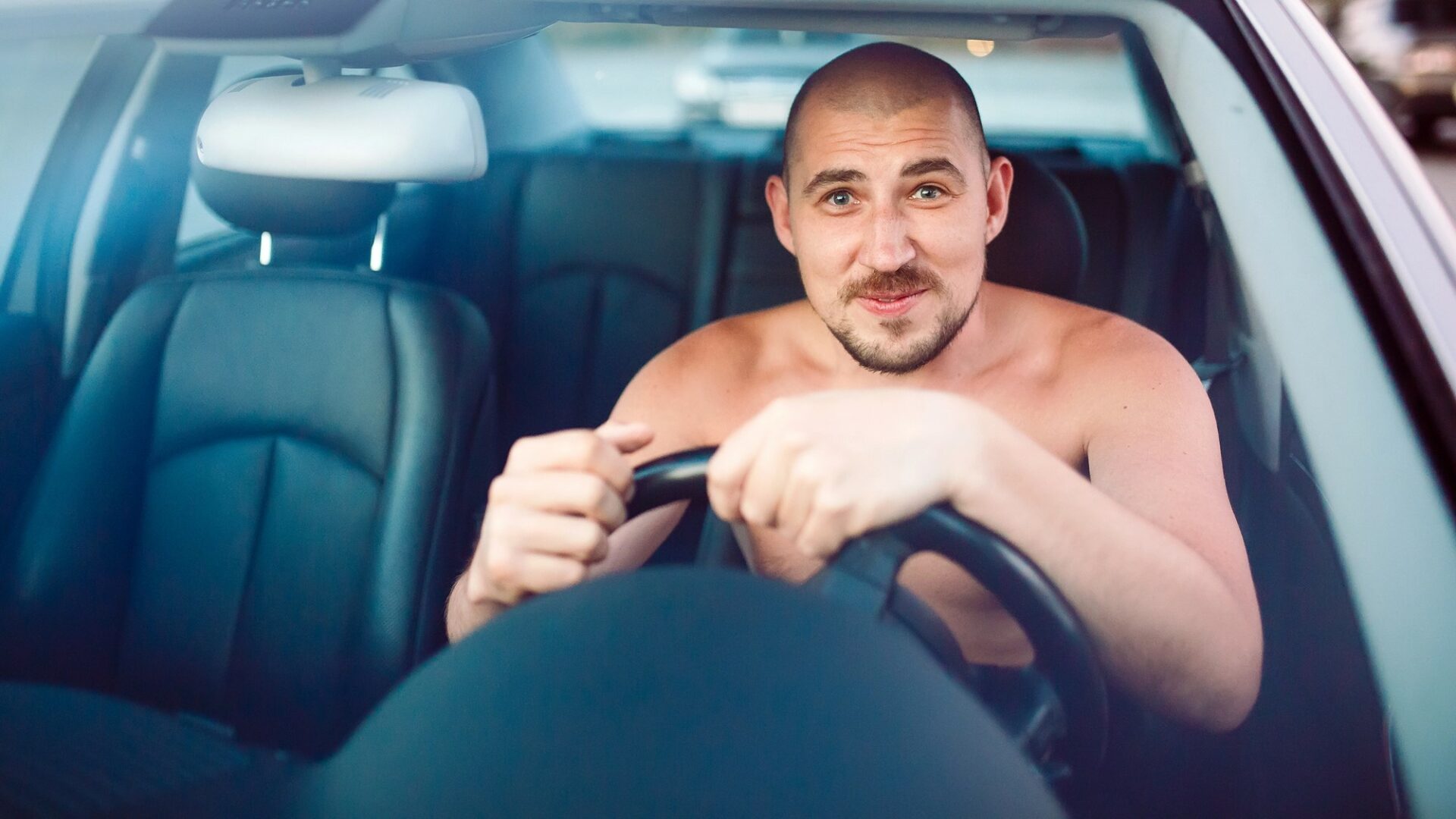 Před cestou do zahraničí se vyplatí zjistit si předem dopravní předpisy dané země. Tak třeba v Černé Hoře si dejte pozor, abyste neřídili bez trička. Ilustrační foto: Depositphotos.com