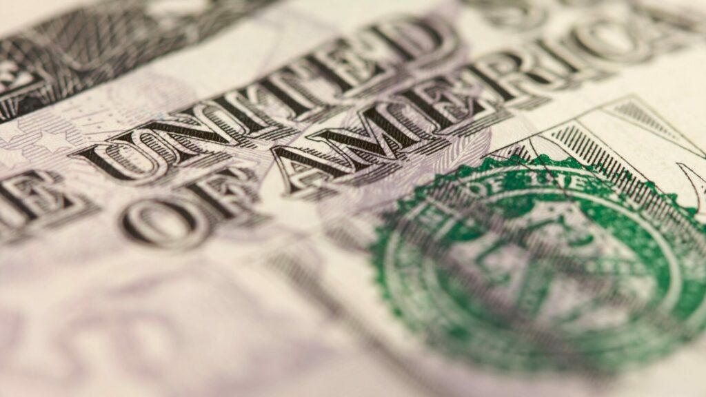 Americký dolar, dlouhá léta symbol stability globálního finančního systému a zároveň světová rezervní měna, prochází letos poměrně bouřlivým obdobím. Ilustrační foto: Depositphotos.com