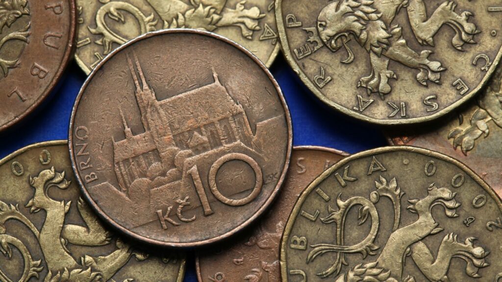 S korekcí eurových zisků na globálním trhu v pondělí mírně odepsaly i středoevropské měny včetně české koruny. Ilustrační foto: Depositphotos.com