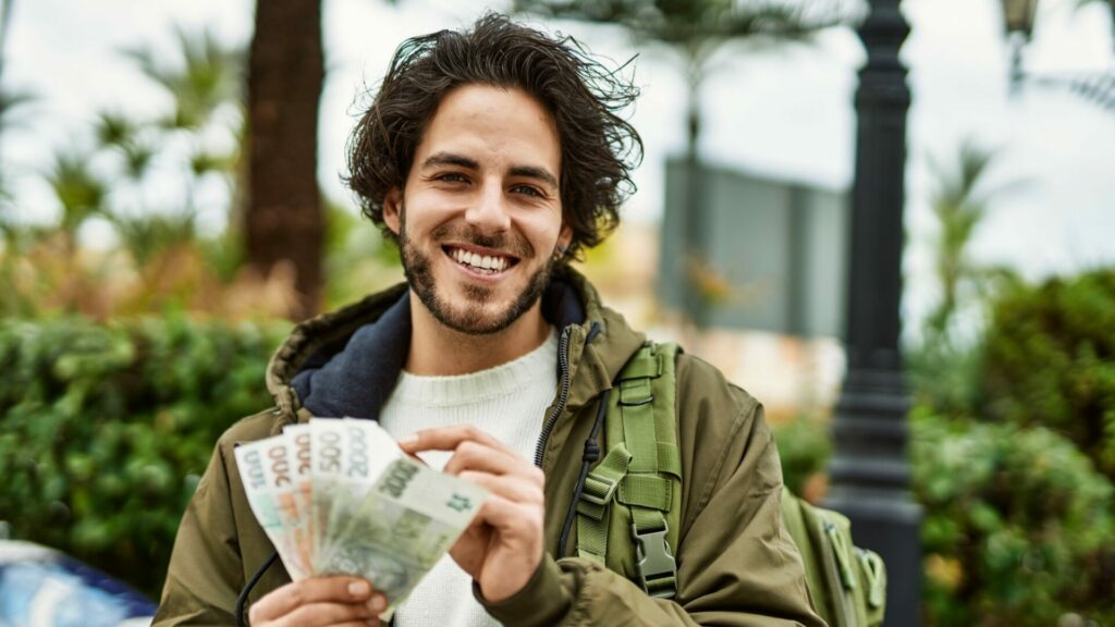 Mladí lidé tvrdí, že penězům rozumí lépe než jejich rodiče. Ilustrační foto: Depositphotos.com