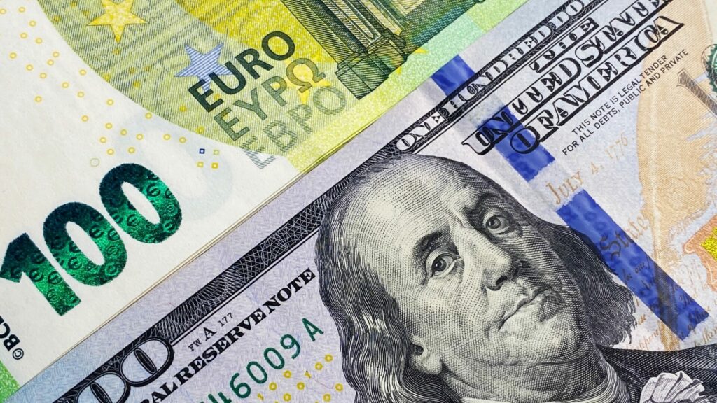 Dolar proti euru opětovně atakuje nejslabší hodnoty za poslední téměř čtyři roky. Ilustrační foto: Depositphotos.com