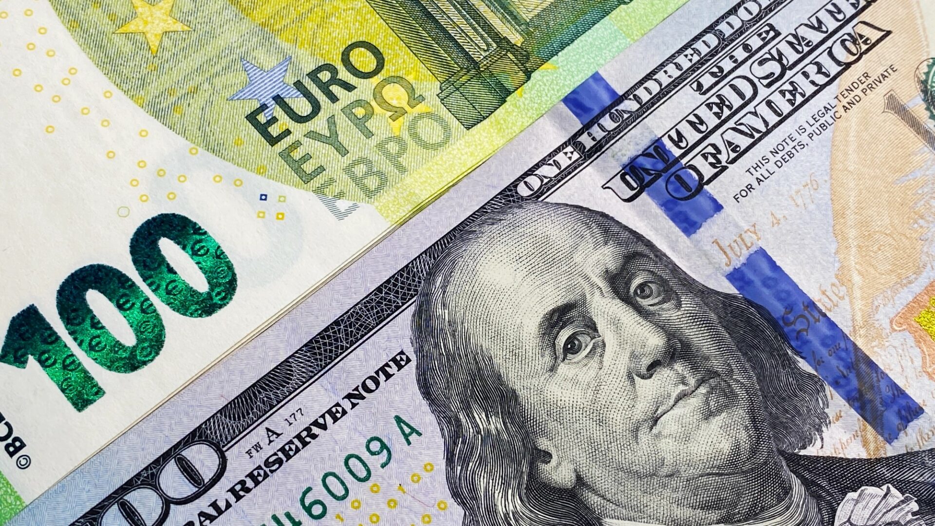 Dolar proti euru opětovně atakuje nejslabší hodnoty za poslední téměř čtyři roky. Ilustrační foto: Depositphotos.com