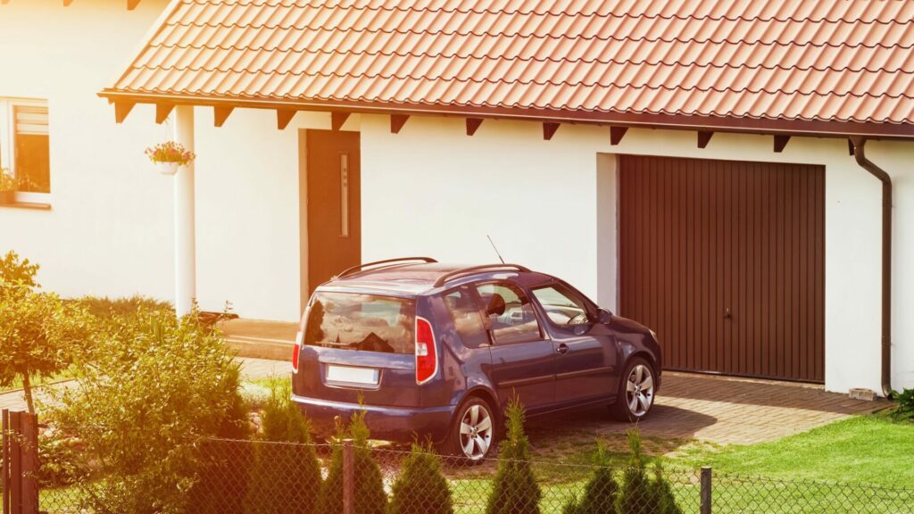 Běžná česká domácnost ze střední vrstvy, s rodinným domem a obyčejným automobilem, musí počítat s růstem životních nákladů o vysoké desítky tisíc korun ročně. Ilustrační foto: Depositphotos.com
