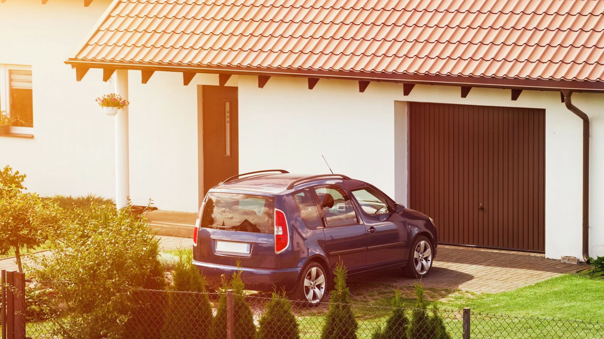 Běžná česká domácnost ze střední vrstvy, s rodinným domem a obyčejným automobilem, musí počítat s růstem životních nákladů o vysoké desítky tisíc korun ročně. Ilustrační foto: Depositphotos.com