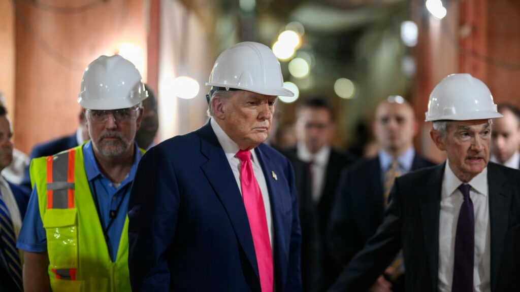 Prezident Trump a šéf Fedu Powell během nedávné kontroly stavební rekonstrukce jedné z budov americké centrální banky. Ilustrační foto: flickr.com/whitehouse