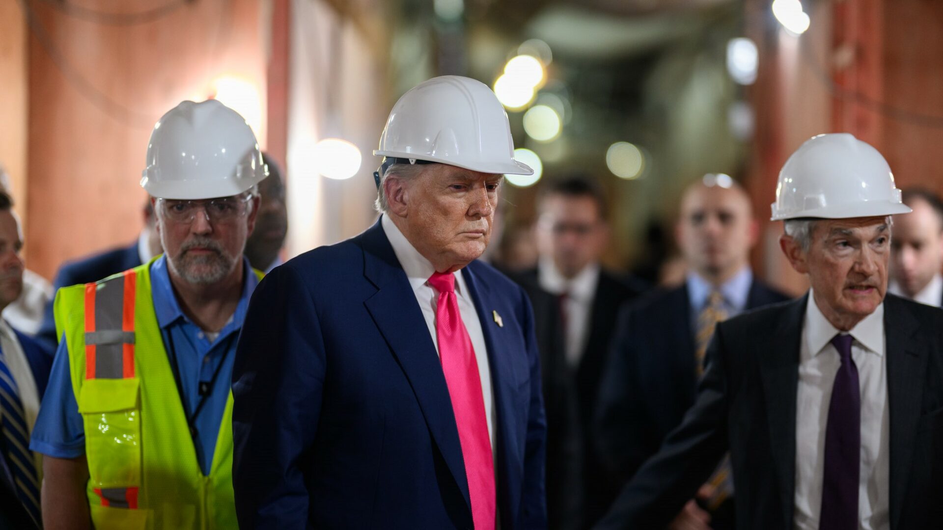 Prezident Trump a šéf Fedu Powell během nedávné kontroly stavební rekonstrukce jedné z budov americké centrální banky. Ilustrační foto: flickr.com/whitehouse