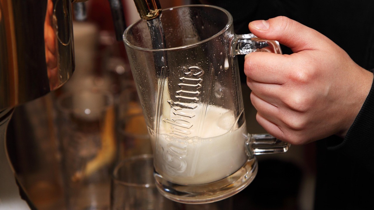 Budou si zákazníci kvůli nedostatku personálu točit pivo sami? Ilustrační foto: Pixabay.com