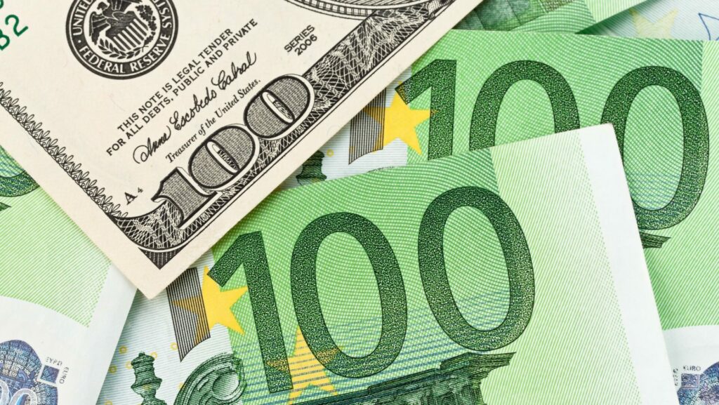Americký dolar oproti euru tento týden posílil. Ilustrační foto: Depositphotos.com