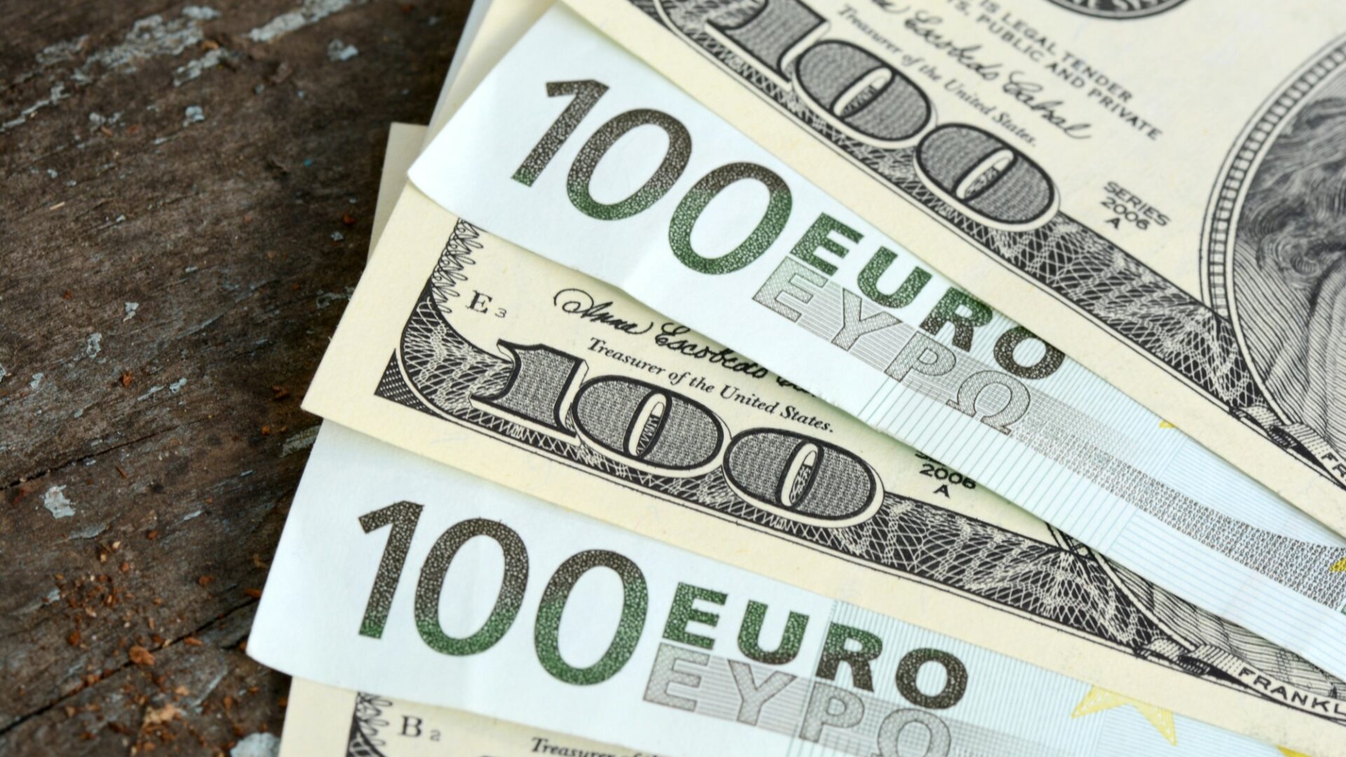 Globálně sílící dolar se současně odrazil v oslabení středoevropských měn proti zeleným bankovkám v obdobném rozsahu, jako dolar zpevnil k euru. Ilustrační foto: Depositphotos.com