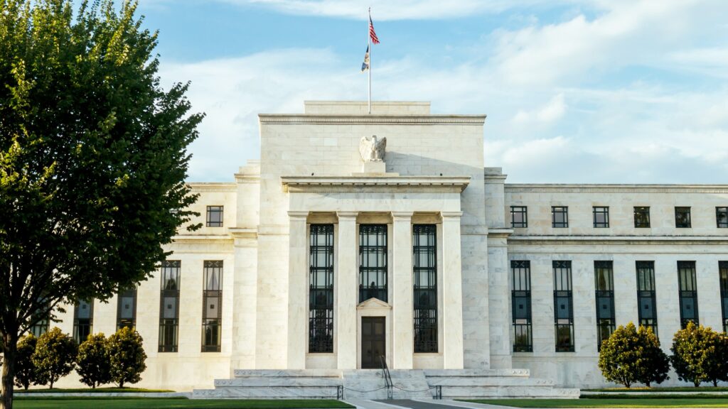 Fed, centrální banka USA, si ani po půlroce Trumpova kralování v Bílém domě nemůže být jist, jak výrazné bude nakonec efektivní celní zatížení americké ekonomiky. Ilustrační foto: Depositphotos.com