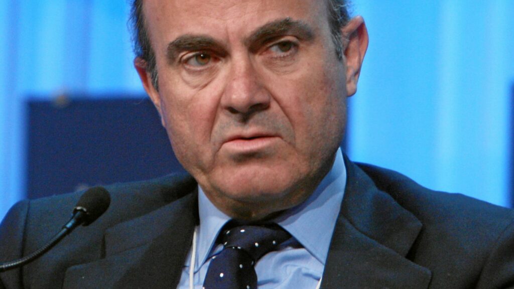 Viceprezident ECB Luis de Guindos (na snímku) uvedl, že současná úroveň podle něj nepředstavuje problém, kurz nad 1,20 USD/EUR by ale již mohl činit potíže. Ilustrační foto: World Economic Forum, CC BY-SA 2.0 , via Wikimedia Commons