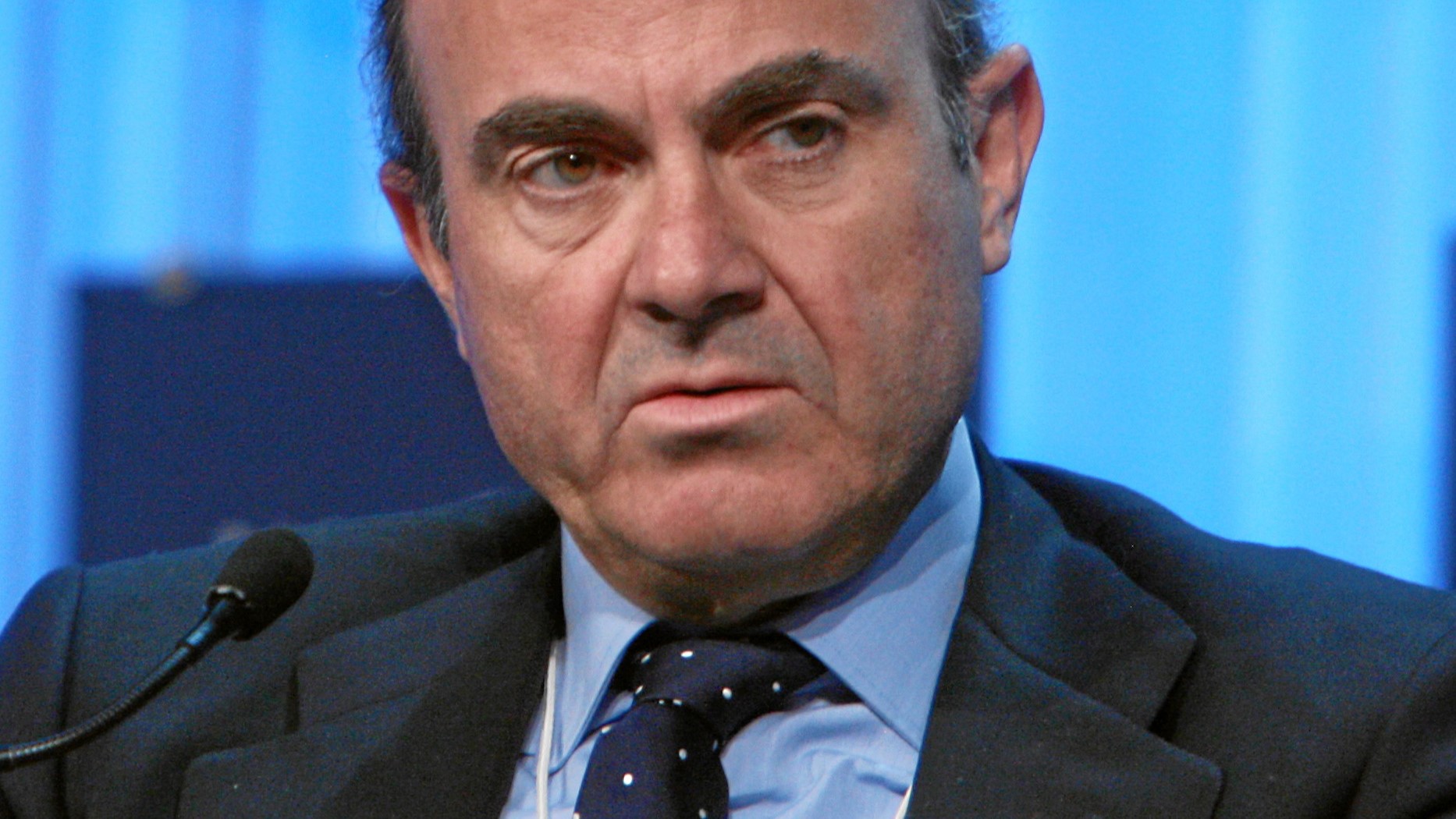 Viceprezident ECB Luis de Guindos (na snímku) uvedl, že současná úroveň podle něj nepředstavuje problém, kurz nad 1,20 USD/EUR by ale již mohl činit potíže. Ilustrační foto: World Economic Forum, CC BY-SA 2.0 , via Wikimedia Commons