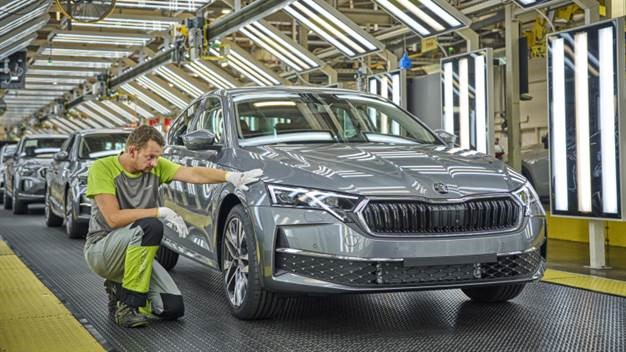 Výroba osobních automobilů od začátku roku do konce května klesla o 6,3 procenta, což se dříve či později projeví v bilanci zahraničního obchodu. Ilustrační foto: Škoda Auto