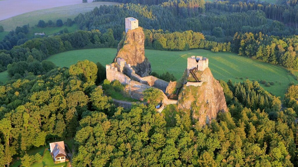 Jedním z míst, kde se úspěšná počítačová hra odehrává, je také Státní hrad Trosky. Foto: CzechTourism