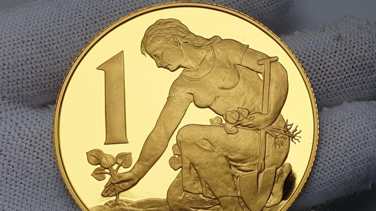 Zlatá mince 1 Kčs z roku 1957 se prodala za více než 300 tisíc. Foto: Aukro