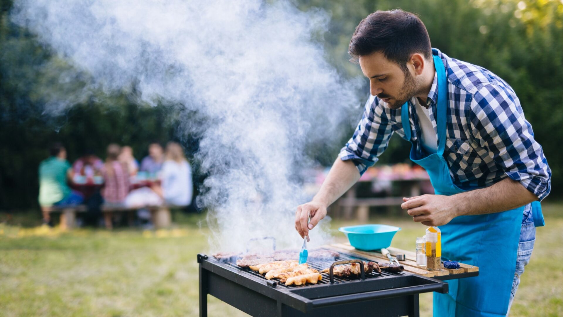 Zahradní nábytek, sekačka, bazén nebo gril se nacházejí mimo objekt, a tam už pojistná ochrana nebývá samozřejmá. Ilustrační foto: Depositphotos.com