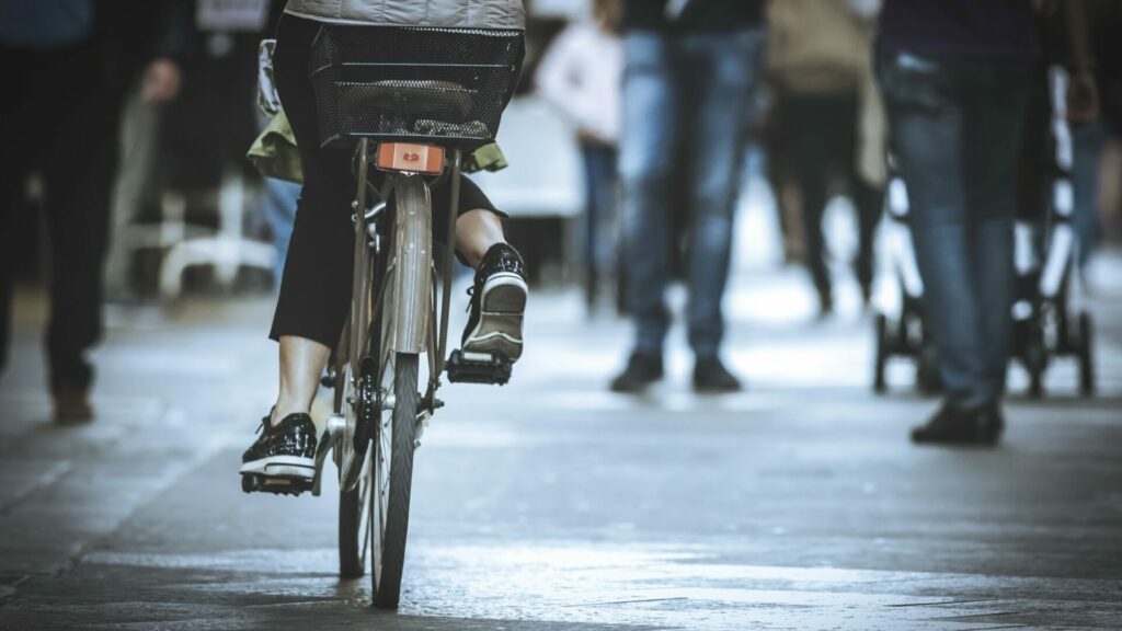 Kolize chodců s cyklisty či řidiči elektrokoloběžek mohou mít velmi vážné následky. Slovenští poslanci se rozhodli snížit riziko srážky netradiční cestou. Ilustrační foto: Depositphotos.com