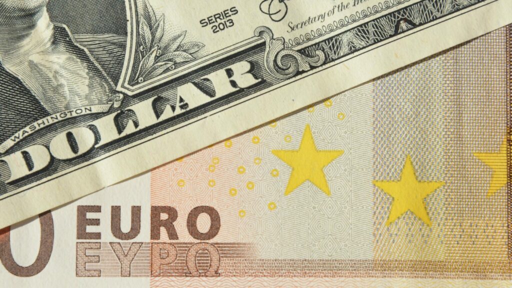 Americký dolar na pozadí nižší rizikové averze v úterý slábl, zatímco středoevropské měny vesměs posilovaly. Vůči euru americký dolar oslabil o 0,1–0,2 procenta. Ilustrační foto: Depositphotos.com