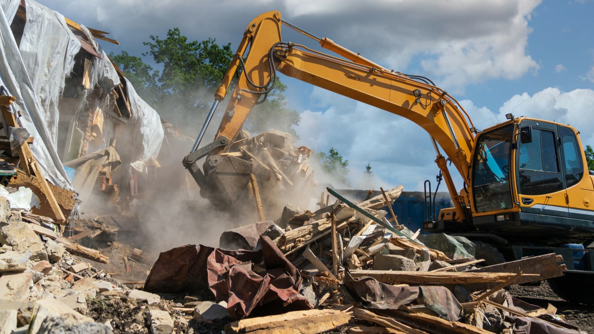 Úřady by měly trvat na tom, aby stavba bez platného povolení byla na náklady investora zbourána. Ilustrační foto: Depositphotos.com