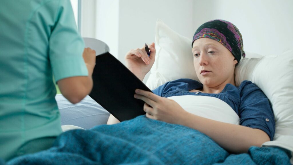 U mladších pacientů v tzv. první linii léčby je standardně hrazena pouze chemoterapie, ačkoli by tato skupina nemocných z nové cílené léčby nejvíce profitovala. Ilustrační foto: Depositphotos.com