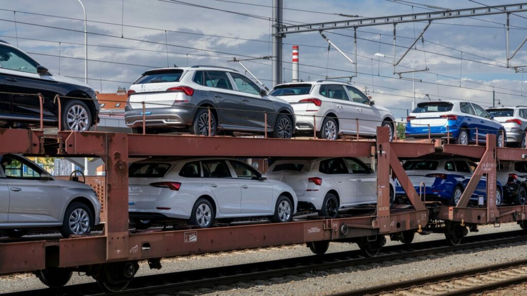 Tuzemskou obchodní bilanci v červnu pozitivně ovlivnil vyšší přebytek obchodu s motorovými vozidly a ostatními dopravními prostředky. Ilustrační foto: Depositphotos.com
