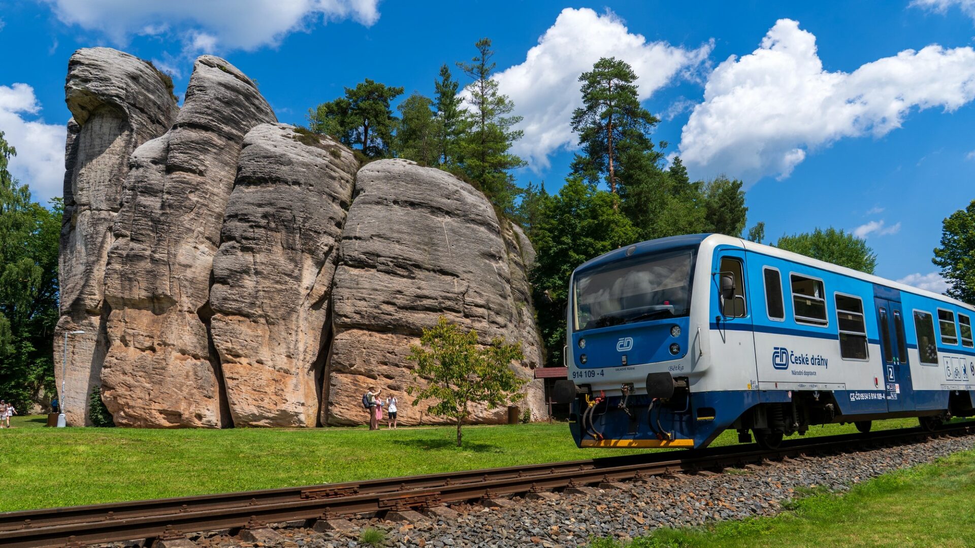 Zhruba pětina českých turistů si udržitelné cestování nejčastěji spojuje s ekologickým cestováním, využíváním hromadné dopravy a snížením uhlíkové stopy. Ilustrační foto: Depositphotos.com