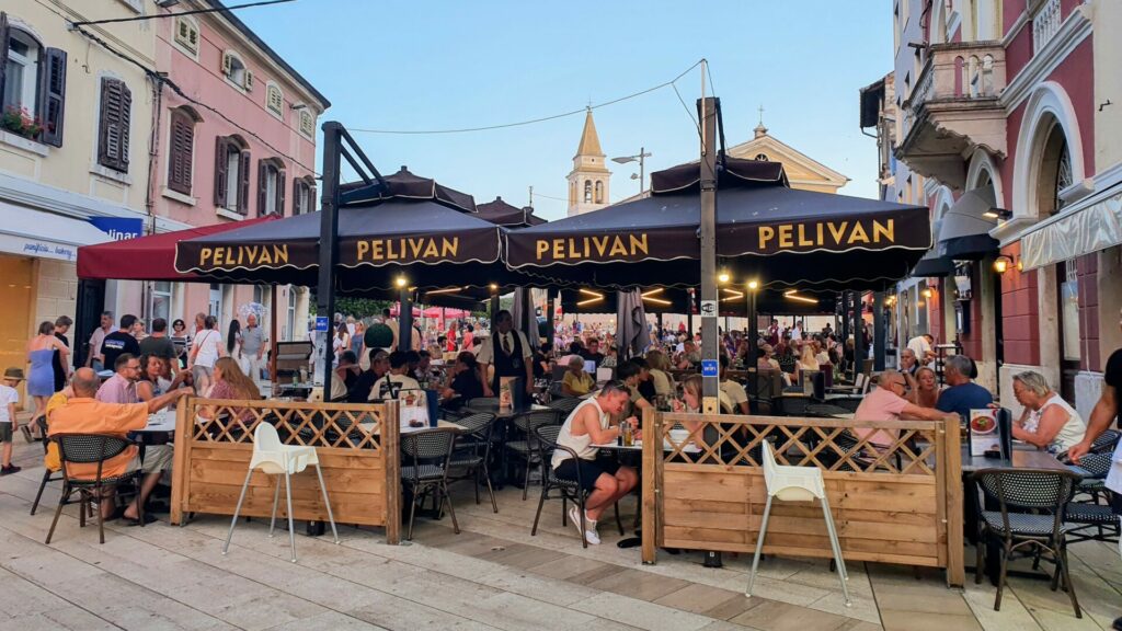 Brigádníci mohou v Chorvatsku pracovat například jako číšníci v restauracích. Ilustrační foto: faei.cz/Pavel Baroch