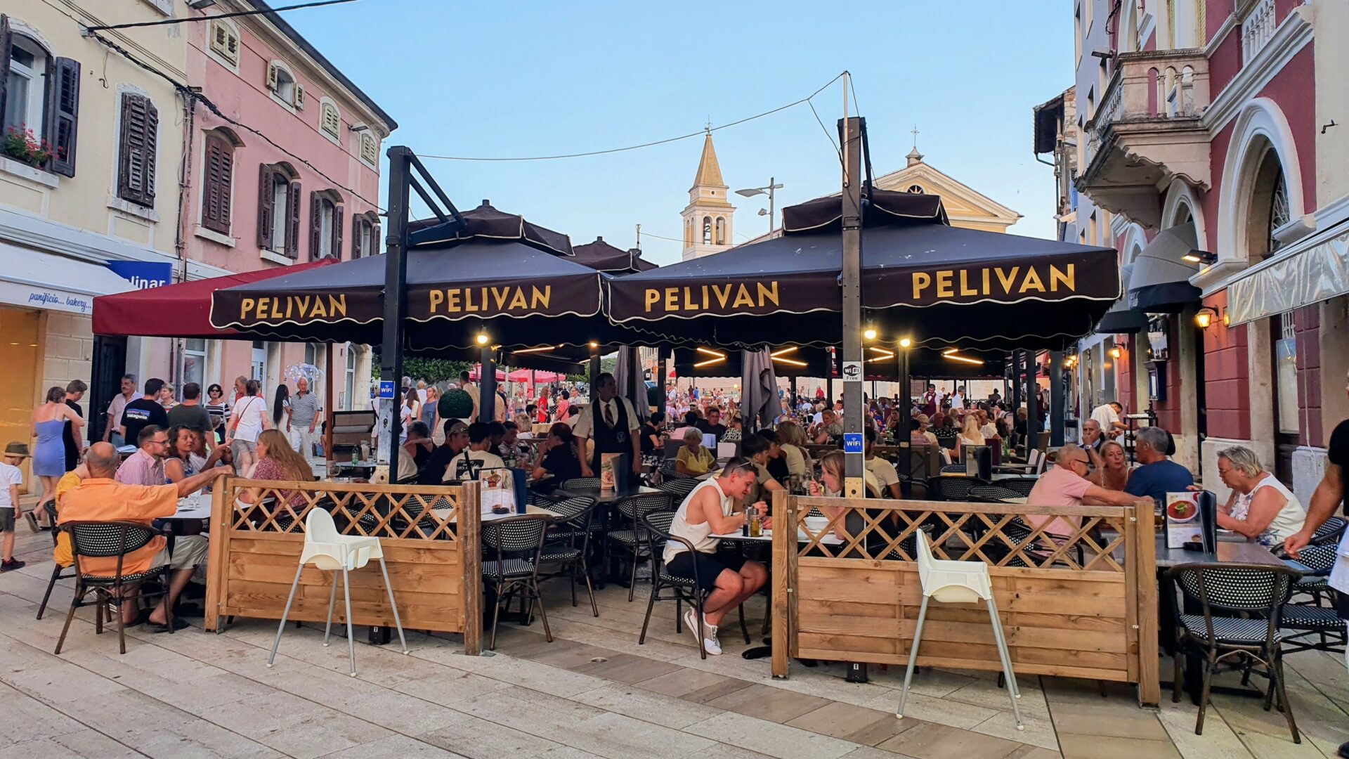 Brigádníci mohou v Chorvatsku pracovat například jako číšníci v restauracích. Ilustrační foto: faei.cz/Pavel Baroch