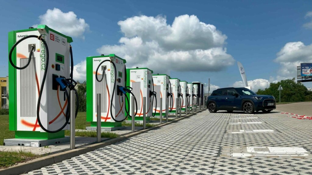 Stojanů na dobíjení elektromobilů neustále přibývá. Ilustrační foto: Skupina ČEZ