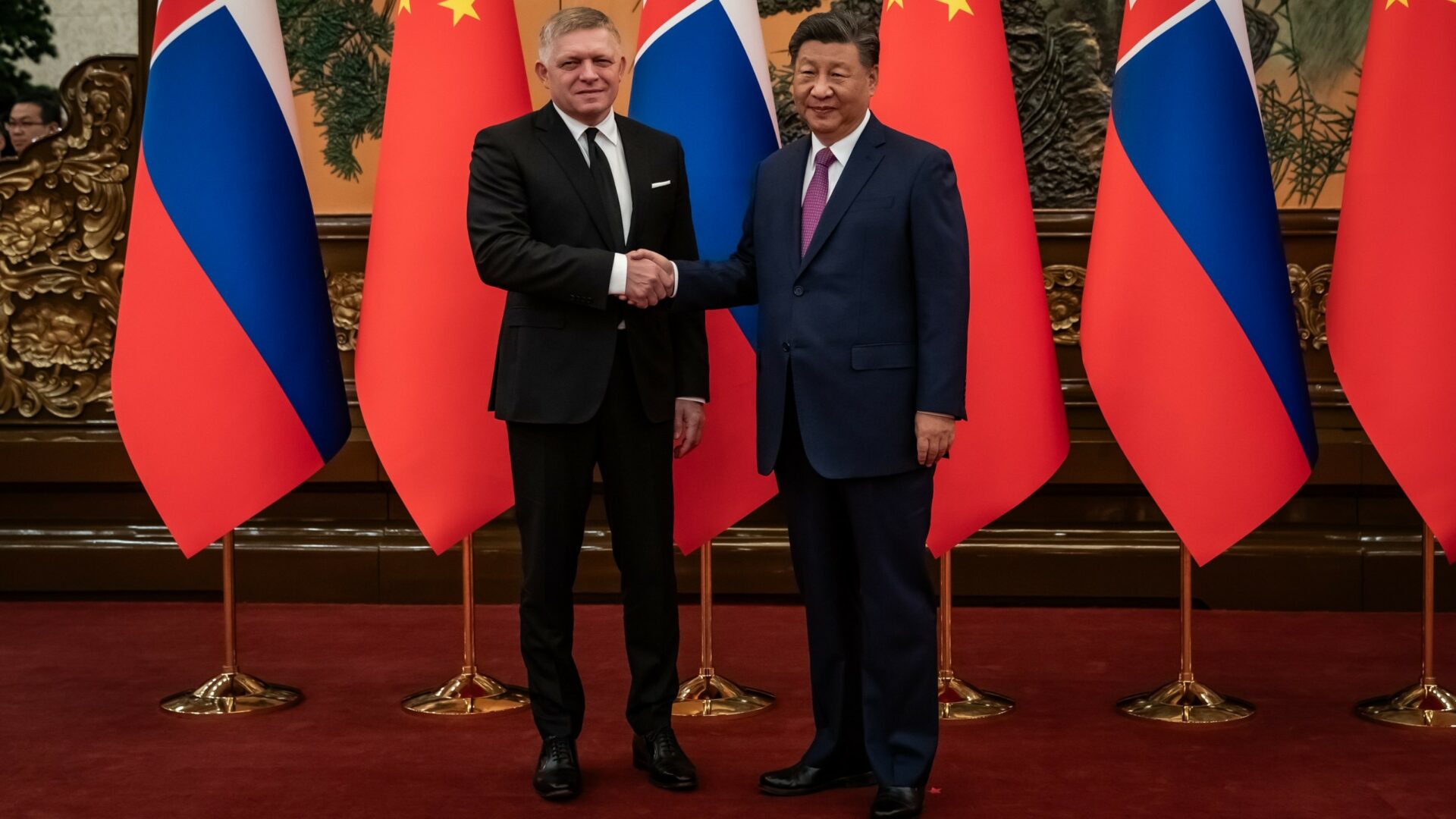 Robert Fico s čínským prezidentem Si Ťin-pchingem na podzim 2024. Ilustrační foto: Vláda SR