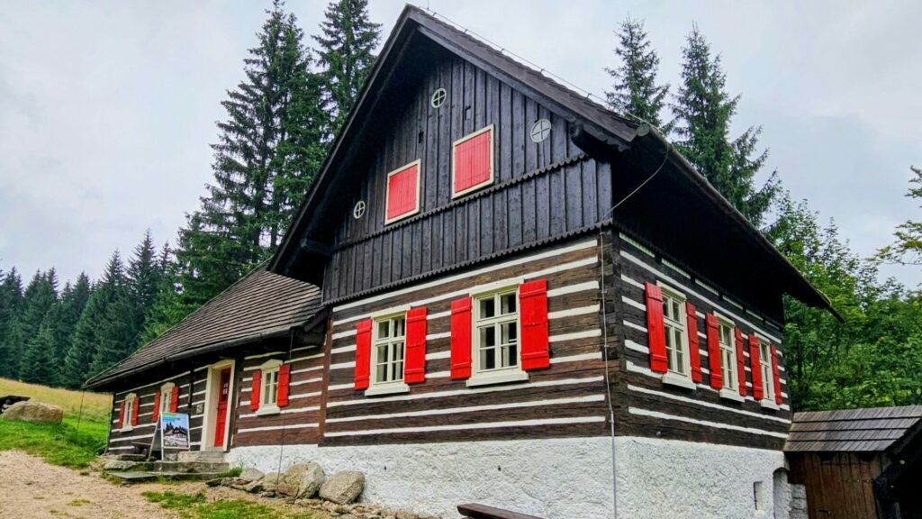 Liščí bouda je jedinou dochovanou stavbou osady Kristiánov. Foto: faei.cz/Pavel Baroch