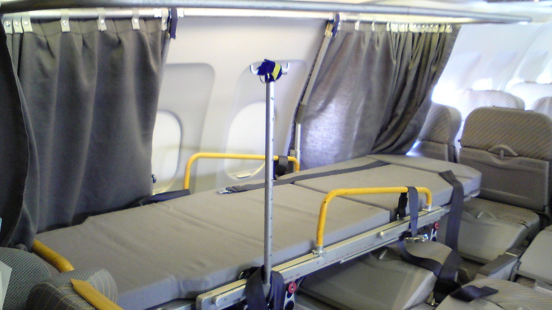 Stretcher v letadle zabere tři řady sedadel. Ilustrační foto: Florian Waßmann, Commons Wikimedia, CC-BY-3.0