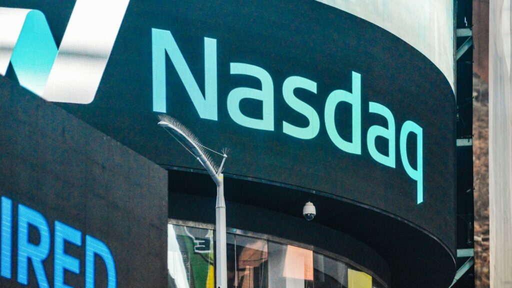 Nasdaq, druhá největší burza na světě, oznámila, že podala žádost, která by jí umožnila obchodování tokenizovaných cenných papírů. Ilustrační foto: Depositphotos.com