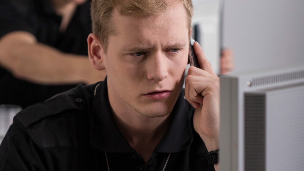 Nejnovější fígl telefonických podvodníků, kteří se z lidí pokoušení vytáhnout peníze, je, že se vydávají za policisty. Ilustrační foto: Depositphotos.com