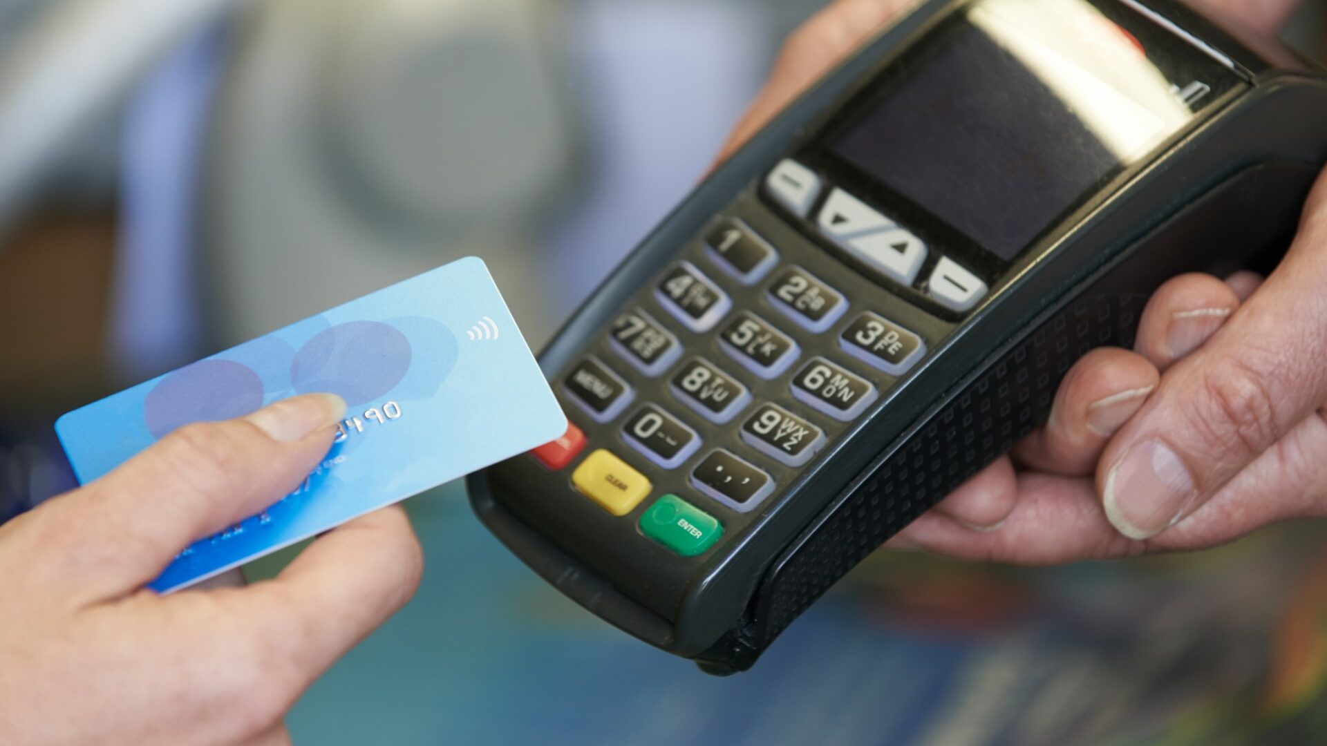 Aby klienti ČSOB a mBank dosáhli na svém spořicím účtu čtyřprocentní úrokové sazby, musí měsíčně uskutečnit alespoň pět plateb kartou a na účet jim musí přijít alespoň 15 000 korun. Ilustrační foto: Depositphotos.com