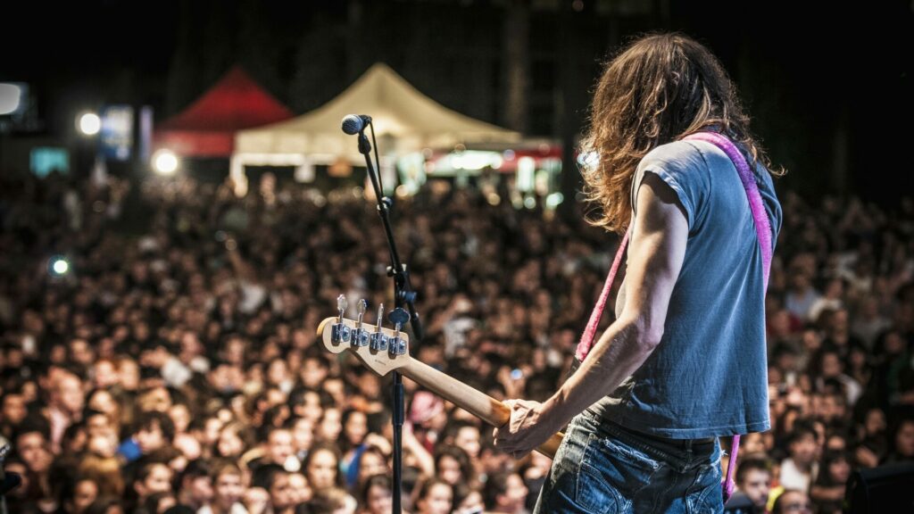 Koncerty a festivaly (64 %) spolu s kinem (63 %) dominují žebříčku kulturních aktivit. Divadlo, opera či balet přitahují jen 38 procent Čechů. Ilustrační foto: Depositphotos.com