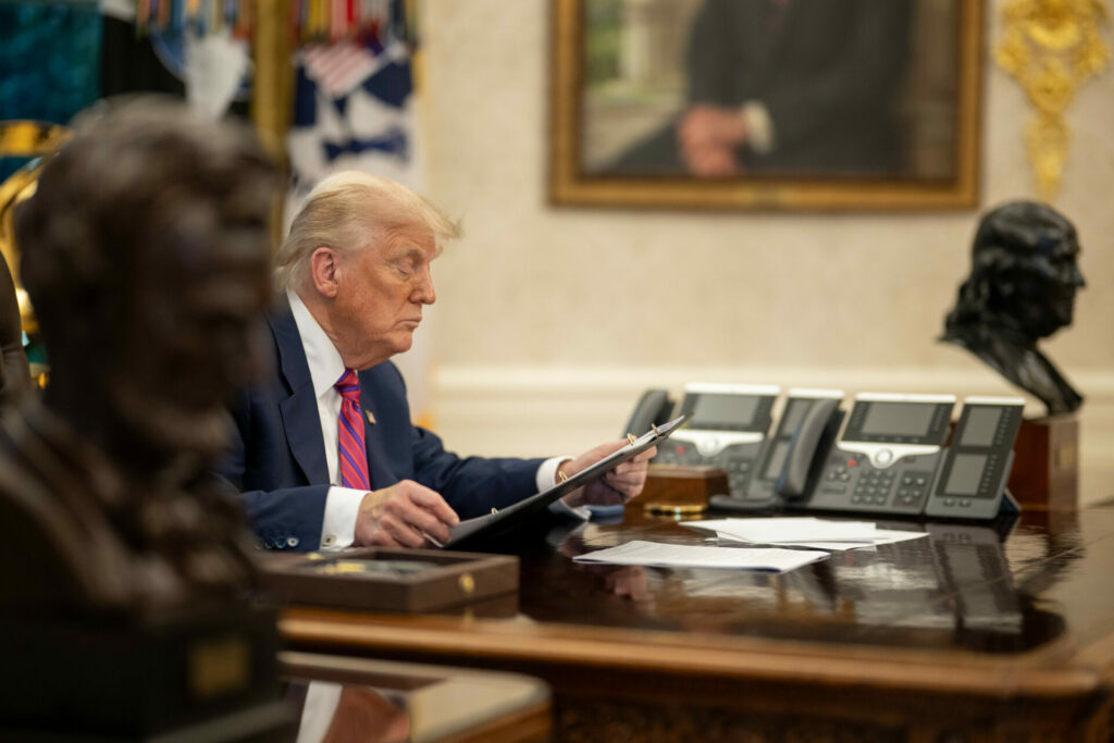 Americký prezident Donald Trump uvalí od října 100% clo na léčiva, nábytek či kamiony. Česko toho všeho letos do USA vyvezlo za více než dvě miliardy korun. Ilustrační foto: flickr.com/whitehouse