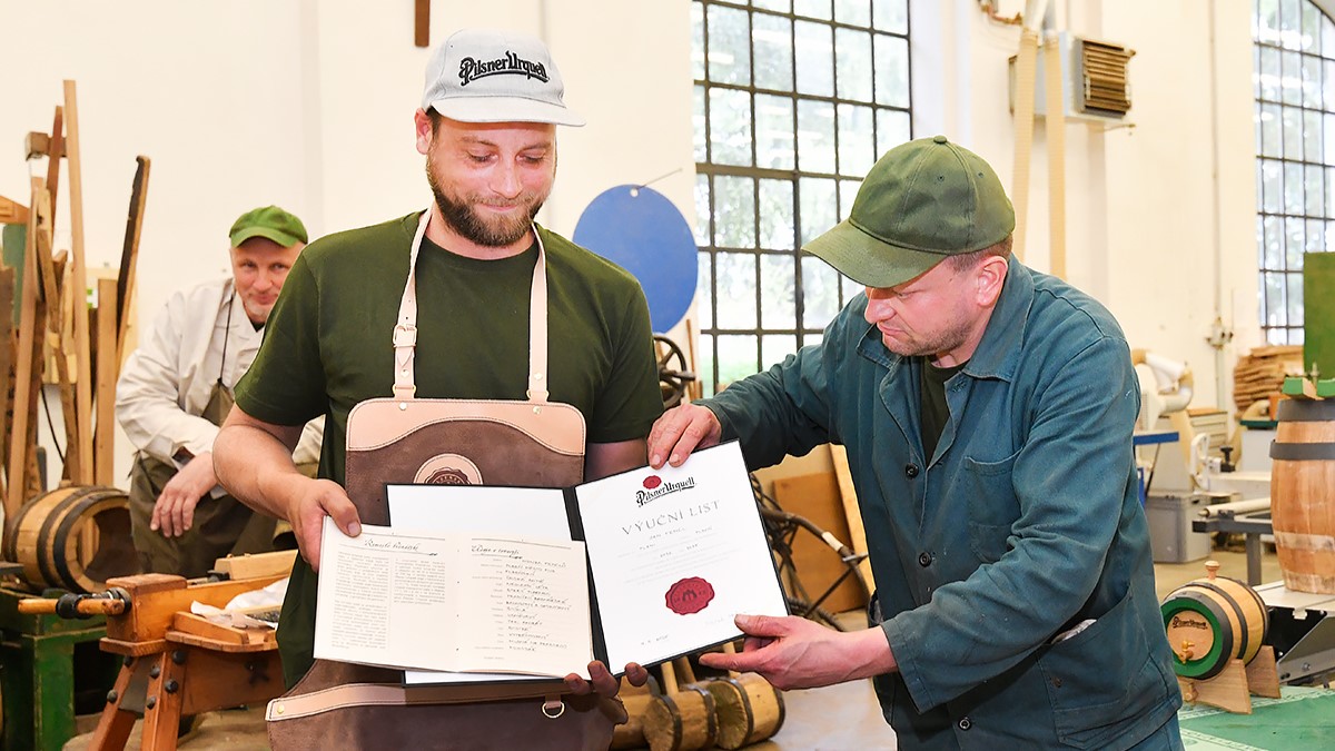 Bednář Jan Fencl (vlevo) s výučním listem a vandrovní knížkou. Foto: Plzeňský Prazdroj