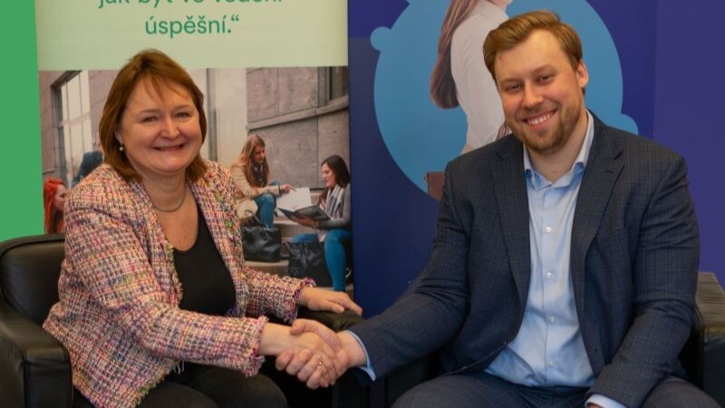 Rektorka Vysoké školy Ambis Martina Mannová a rektor University College Prague Dávid Melas. Foto: Vysoká škola Ambis