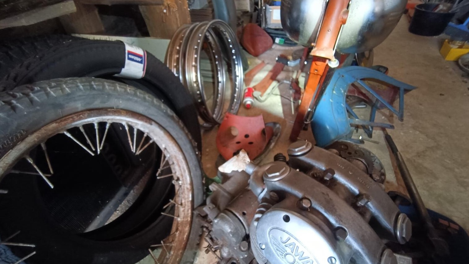 Na první pohled hromada starých dílů motorky se v srpnu na Aukru prodala za 370 tisíc korun. Zdroj: Aukro