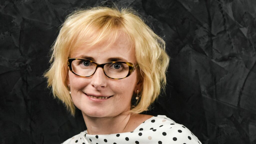 Realizace výdajových slibů hnutí Stačilo! by zřejmě vedla k rychlému zhoršení ratingu Česka a výraznějšímu oslabení koruny. Na snímku šéfka komunistů Kateřina Konečná, lídryně pražské kandidátky hnutí. Ilustrační foto: Miloš Skácel, CC BY-SA 4.0, https://creativecommons.org/licenses/by-sa/4.0>, via Wikimedia Commons