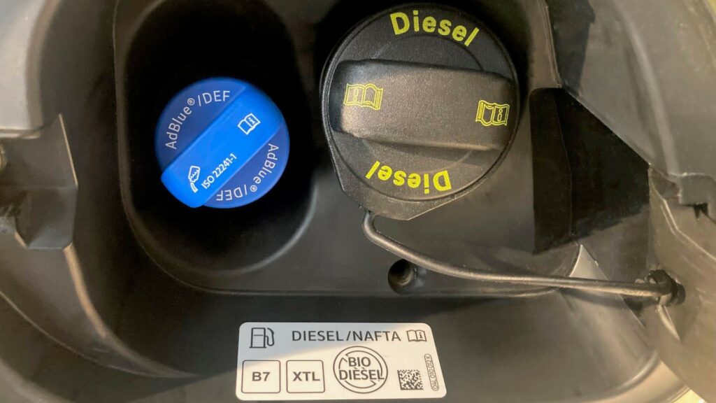 Do svého dieselu můžete tankovat palivo s mnohem nižší uhlíkovou stopou, než jakou má klasická nafta nebo bionafta. Pokud ale budete mít kde natankovat. Ilustrační foto: Škoda Auto